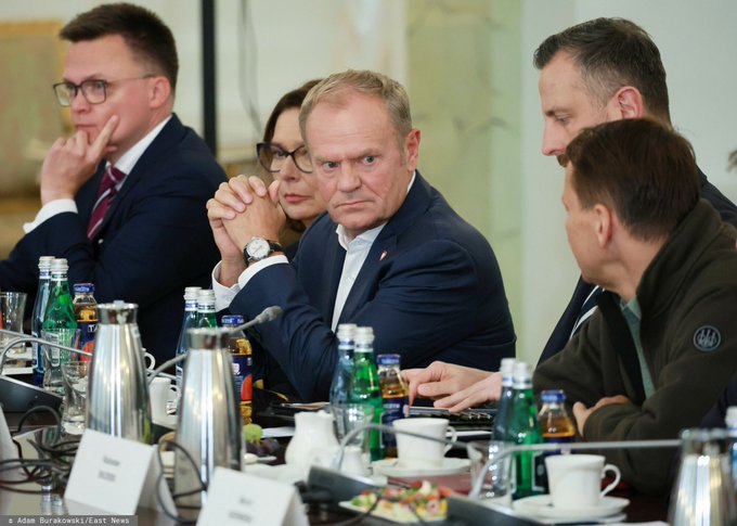 Za lot dronem nad budynkami rządowymi zatrzymano nie dwóch Białorusinów, jak dezinformował Premier RP, a Białorusinkę i Ukraińca. 

To co? Więzienie za dezinformację?