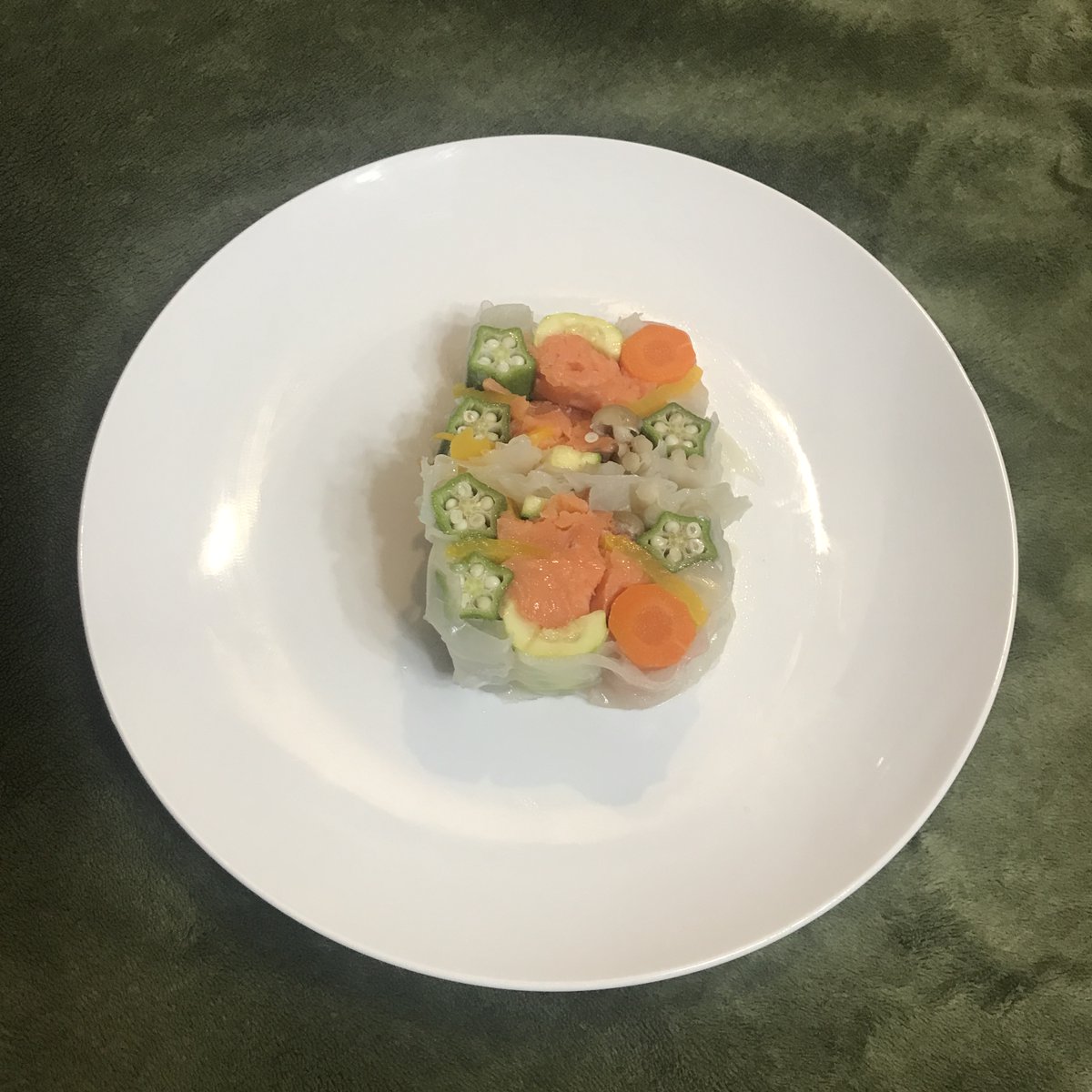 onesscripter's tweet image. 野菜のテリーヌに挑戦しましたが撃沈しました。ゼラチンがおそらく通常の3倍は必要のようです。野菜も少なかった。でも味はなかなか。中央のサーモンのミキュイも人魂みたいなアンチョビチーズソースも黄色パプリカもナイス。そしてガレットもまだまだ練習が必要です