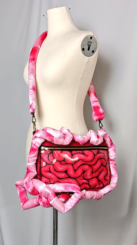 erwinsfootstall's tweet image. GUTS ITA BAG by Mx. Iwa &amp;amp; Amafication
Preorders start 17 Sept 2025
Reply below to be tagged on our collab launch!
#comifuro21 #comifuro21catalogue