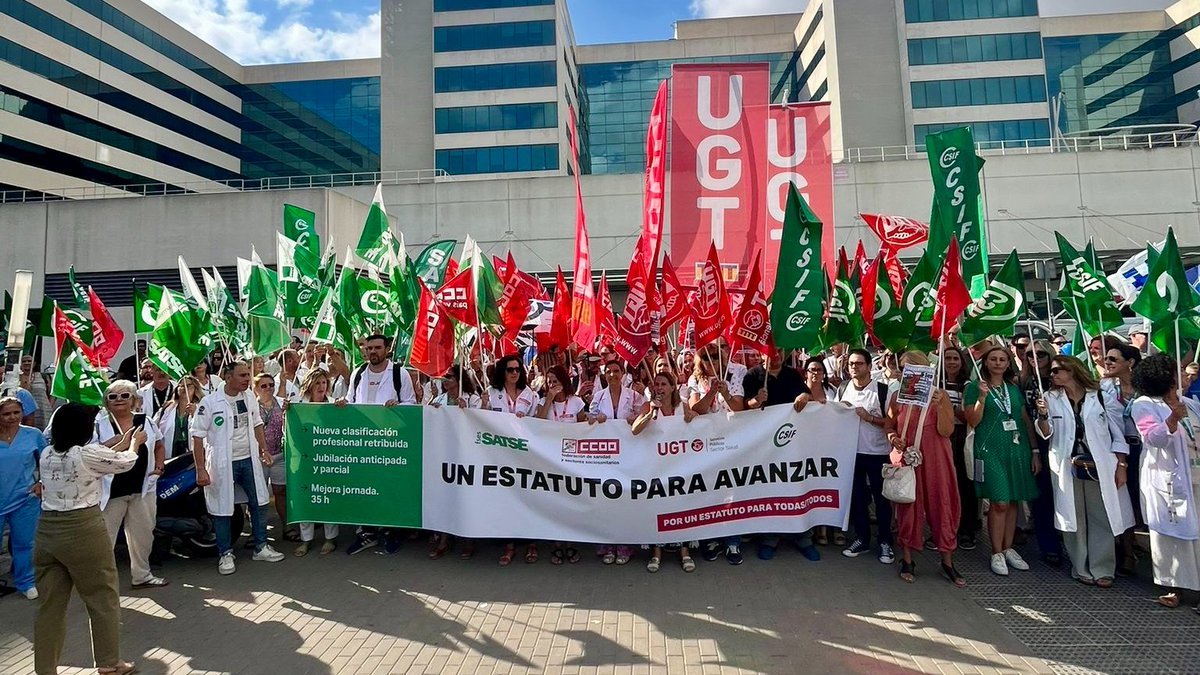 CSIFCV's tweet image. 📢🏥 CSIF se concentra hoy para denunciar las condiciones precarias del personal de la sanidad en el Estatuto Marco que prepara @sanidadgob.  

📸 Hospital La Fe de Valencia.

Exigimos:
➡️ Nueva clasificación profesional.
➡️ Mejoras retributivas.
➡️ Mejoras en la jubilación.
➡️…