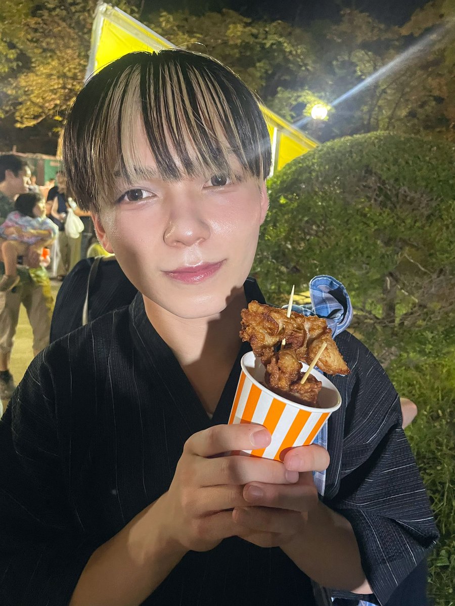 mariru_yourpri's tweet photo. 少し前、地元のお祭り行ってきた。
唐揚げ大好き😘ひとつもあげない！ https://t.co/qWM8b4nMNG
