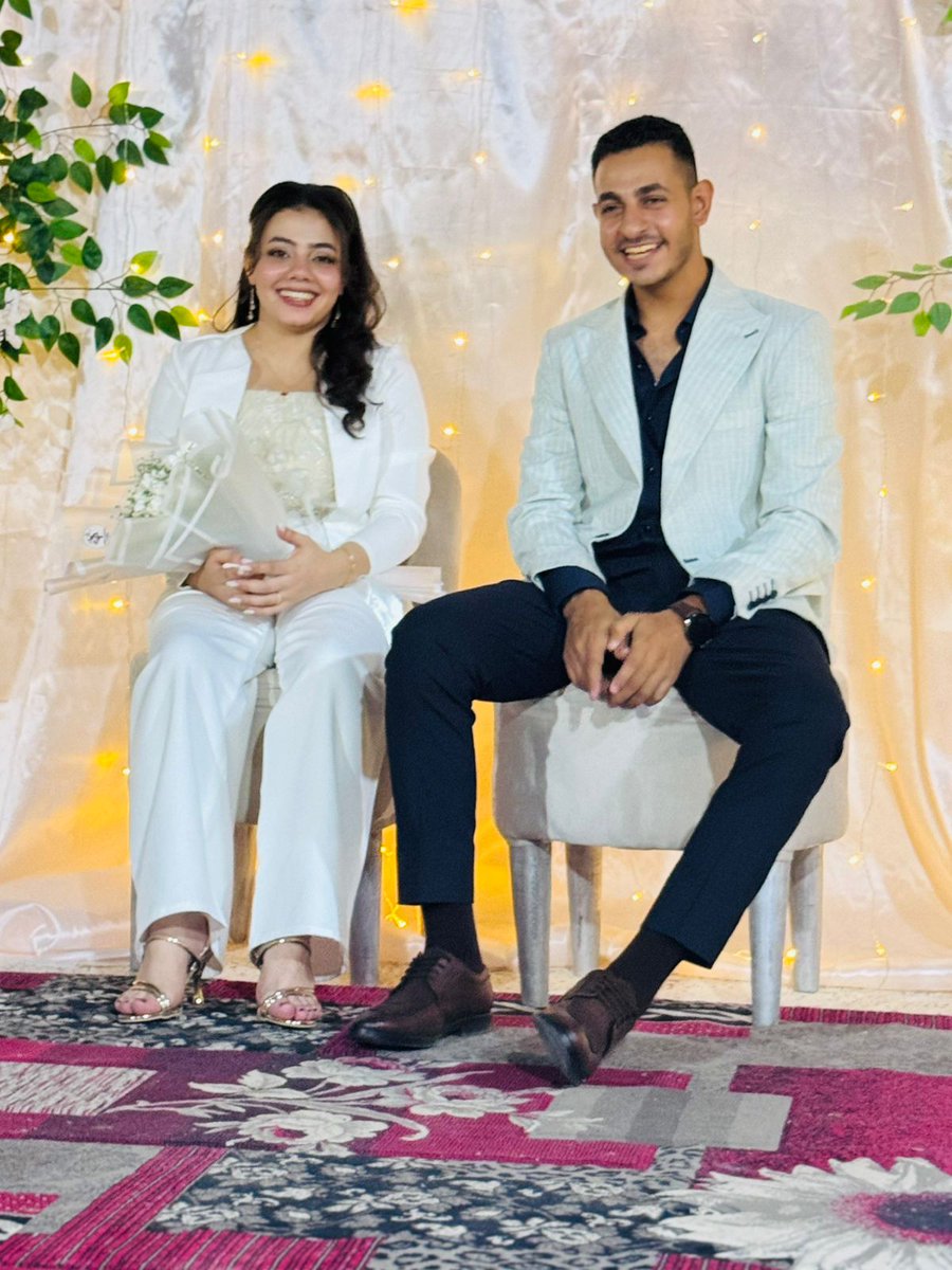 shenoudashaul's tweet photo. هي أجملُ من كلِّ جميلة
أحلى منكِ وأحلى مني
هي أرشقُ من كلِّ رشيقة
هي أقربُ من قلبي عنِّي
هى أبلغُ من شعرِ كريم
أو كاظم فى أروعِ لحنِ
قالوا إنك تسهرُ معها
طبعاً طبعاً
قالوا إنك تسكنُ معها
طبعاً طبعاً
عيناها بيتي وسريري
ووسادةُ رأسي أضلُعُها
تمحو كل هموم حياتي
لو مسَّ جبيني إصبعُها https://t.co/n8V6KDjRaZ