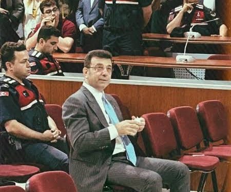 Alnı açık, başı dik, kendinden emin, haysiyetli, şerefli, onurlu
Adam gibi adam... 
Aşağıdaki'mi, 
HIRSIZ....... 
ÇAPSIZ..... 
ONURSUZ.... 
DAHA NE ÇALABİLİRİM BAKIŞI....... 

SONUNA KADAR ERDOĞAN