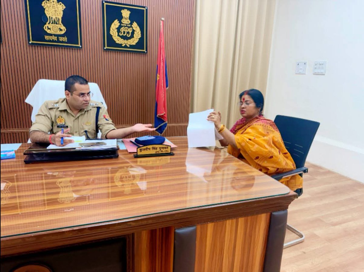 NirmalaPaswan7's tweet photo. 👮‍♂️✨ जनसेवा व संवाद ✨👮‍♂️

आज प्रयागराज गंगापार डीसीपी श्��ी कुलदीप सिंह गुनावत जी से शिष्टाचार मुलाक़ात की।

इस अवसर पर गंगापार के कार्यकर्ताओं के कार्यों व उनके सम्मान पर विस्तृत वार्ता हुई तथा क्षेत्र की विभिन्न समस्याओं से भी उन्हें अवगत कराया गया।
@BJP4India @BJP4UP https://t.co/DzwMYzYQWK