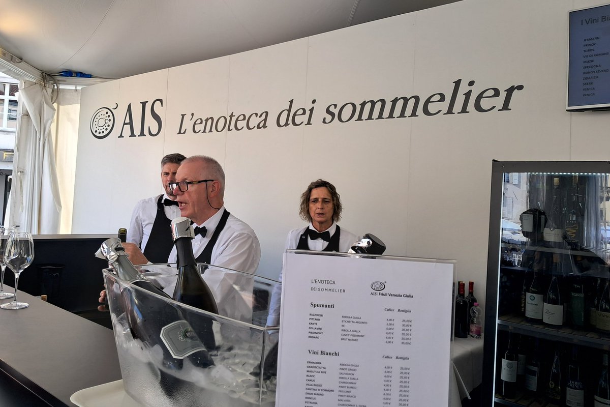 VanessaSantoni's tweet photo. #13settembre Udine, pz S. Giacomo (o Matteotti), #Friulidoc, enoteca sommelier AIS💚: frico precotto (formaggi-patate) Pezzetta, Fagagna; spumante Rodaro brut nature💛 (Chardonnay+PN), metodo classico € 6 Spessa di Cividale; passito picolit 🧡 Ermacora € 7 Ipplis di Premariacco https://t.co/i5dah7AxXF