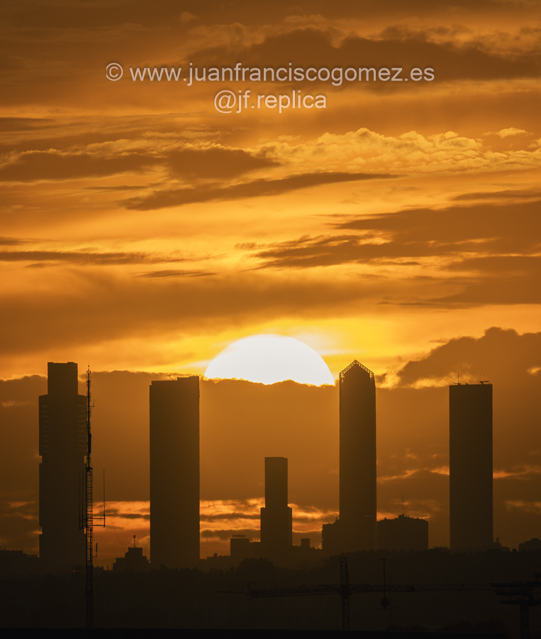 JF_Replica's tweet photo. El Sol se alinea con torres de #Madrid a través de un mar de #nubes en un #atardecer que parece despedir el #verano.
#arquitectura https://t.co/9TFgwCwi1F