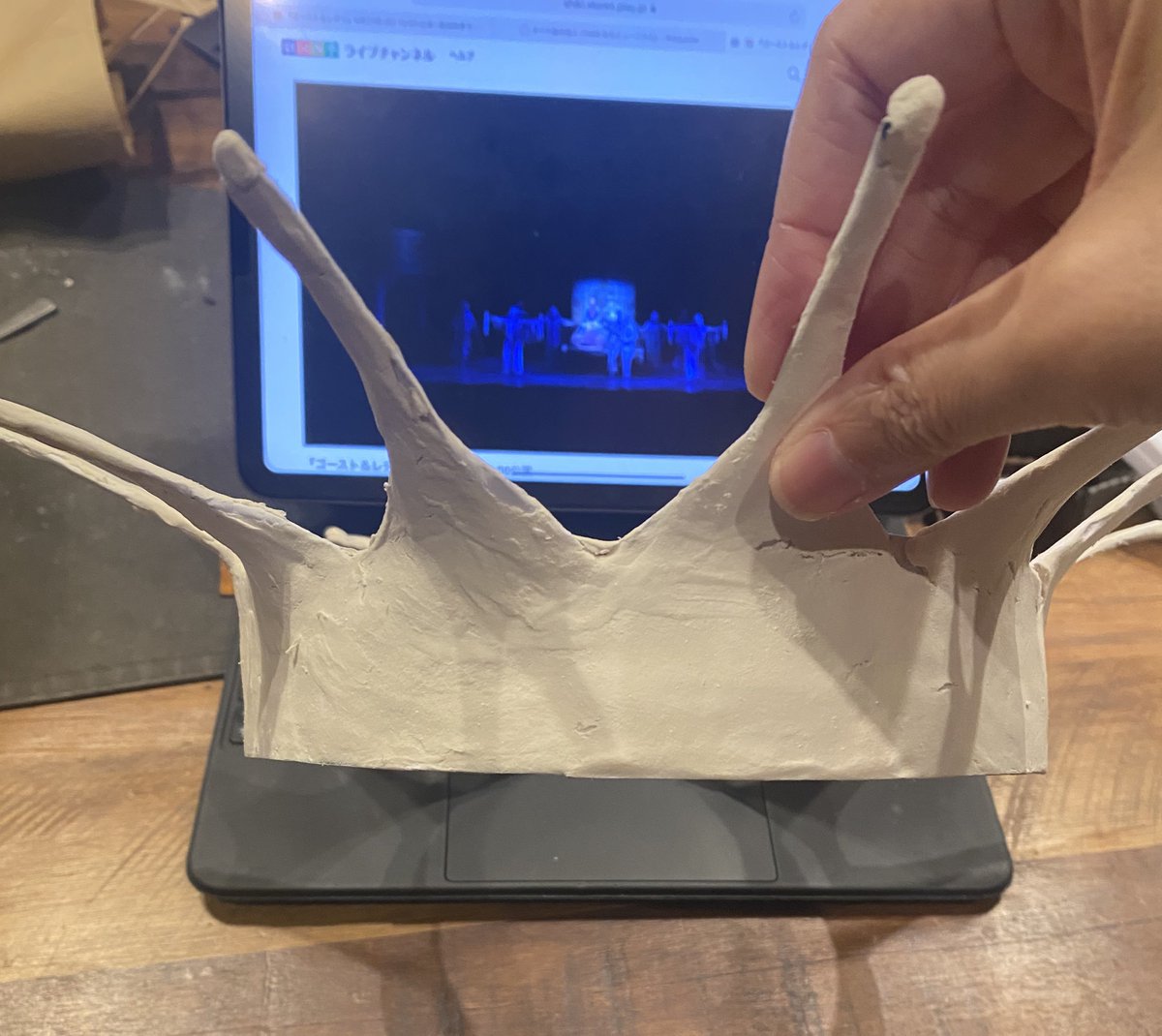 kitanostop's tweet photo. ハムレットの親父さん
予想外にたくさんの人に見てもらってDMで作り方を聞かれたりしたので作り方置いておきます👻

①細く切った厚紙を頭の大きさにあわせてホチキスでとめて骨組みをつくる
②これにいらない紙を細く割いたものを薄めたボンドに浸して貼って重ねて、ベースとなる張子を作る→ https://t.co/7OBhPHju1o
