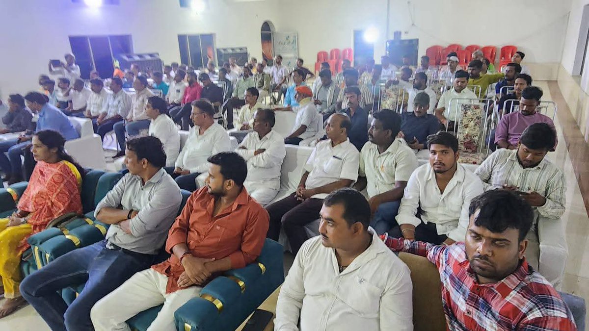 naveen_modanwal's tweet photo. भारतीय जनता पार्टी जौनपुर के सम्मान समारोह में माननीय मंत्री श्री Girish Chandra Yadav  जी द्वारा सभी पदाधिकारी बंधु एवं बूथ अध्यक्ष एवं शक्ति केंद्र संयोजक का सम्मान किया गया...🙏🙏👏
#bjp4up
#बीजेपीसरकार https://t.co/OySSxxkGjg