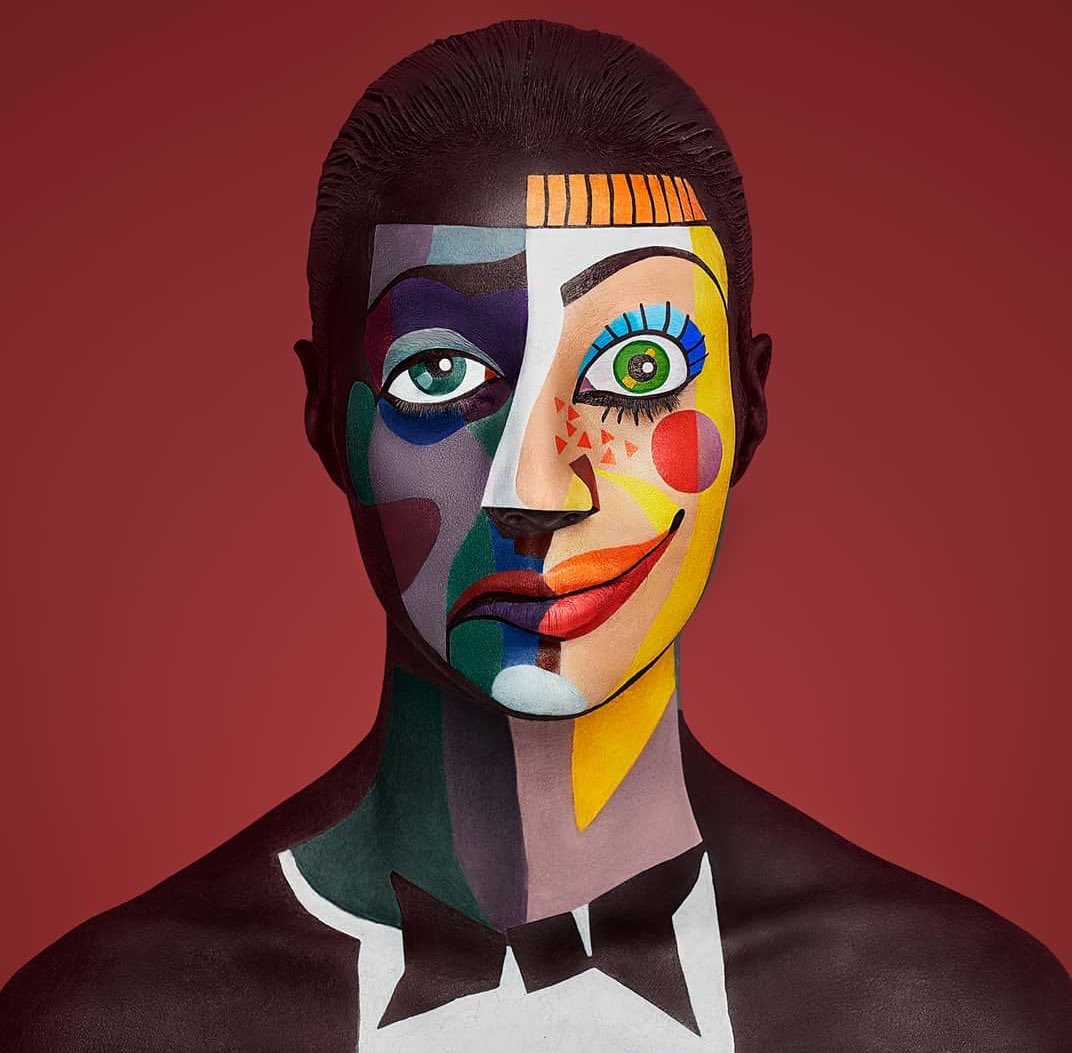 أشعر أنّي مُبتلًى، فمنذ مدة لا تظهر لي إلا التغريدات المبنية على بث الشِّقَاق أو على عشق المال، أو التي تعلمني كيف أتصرف في العلاقات الشخصية، مع أنني لم أشتري بوكاً في حياتي ولم أدخل مساهمة، ولم أقتحم مشاجرة منذ المرحلة الابتدائية وعلاقتي بالكرة الأرضية مبتورة منذ أعوام!