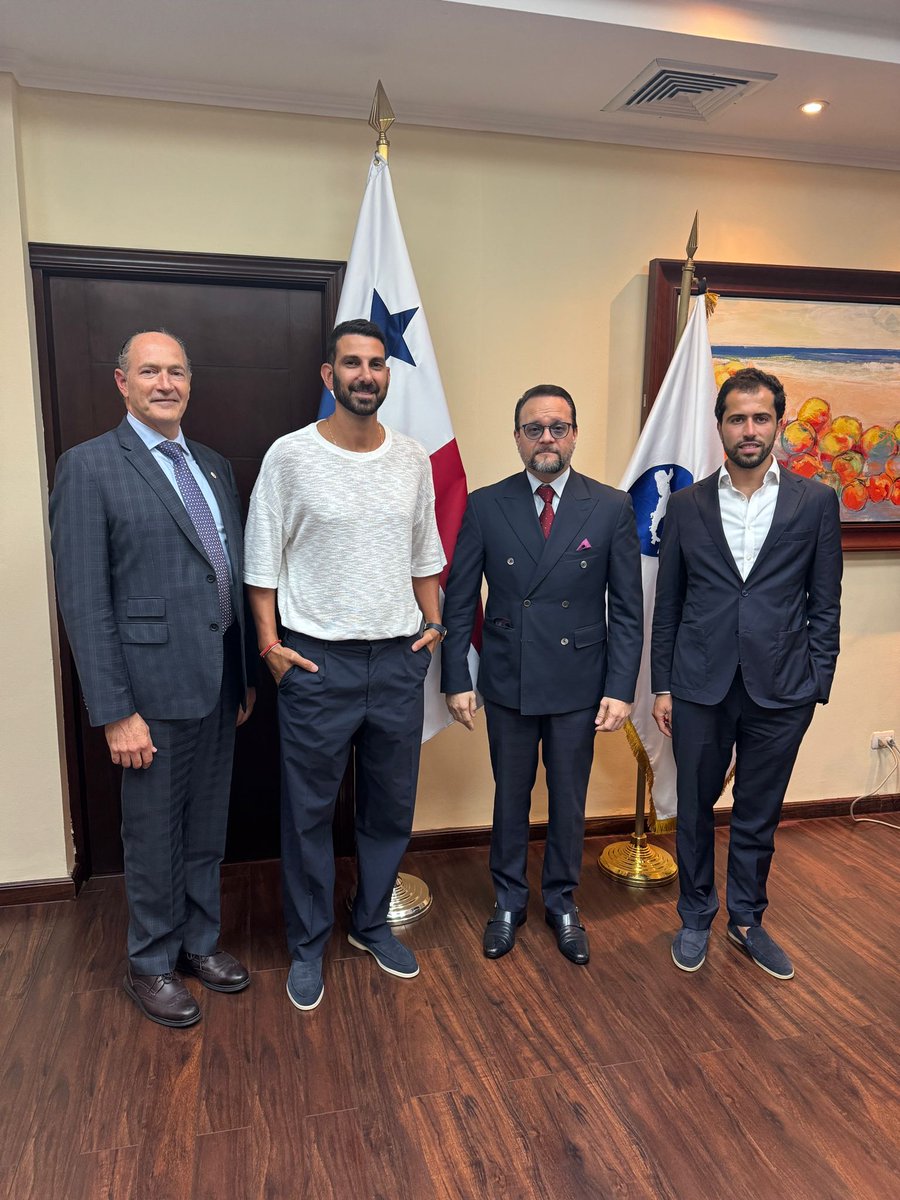 embpanamaisrael's tweet image. 🚀🇵🇦 Panamá explora abrir un datacenter de última generación y crear una ley de IA para consolidarse como Hub tecnológico de LatAm. El embajador Ezra Cohen acompañó a Maor Melul y Nissim Gaon en reunión con el ministro Julio Molto.
#Panamá #HubDigital