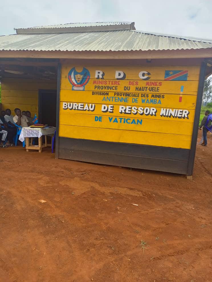 Ayant occasionné un tollé sur les réseaux sociaux, la hute abritant le bureau de la division provinciale de mines de #Wamba dans le #Haut_Uélé a été réhabilité en planches et tôles depuis 2023 nous renseigne le gouvernorat de cette partie de l'ex Province Orientale.