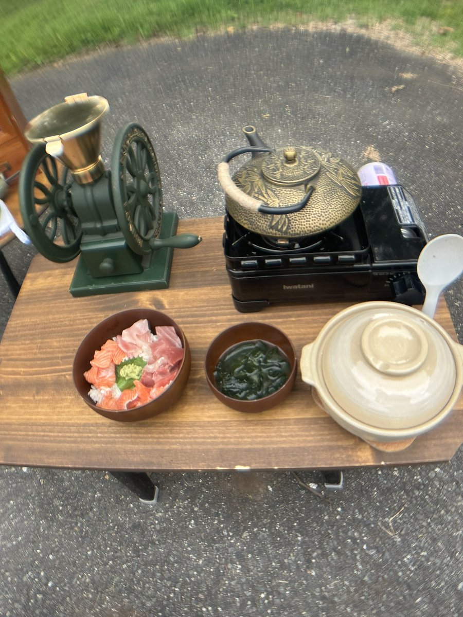 2週間、毎日ネットを見て悩んで買ったイギリス製のグリーンのコーヒーミル。
まぁ、デカい！
でもフォルムが惚れ惚れ。
久しぶりの土鍋で新米を炊き、朝から海鮮丼を食べた。
どこを目指してるのだろうか、  #オレの車中泊 。
好きな自然の中で、好きな物を目にするのは最高の時間。