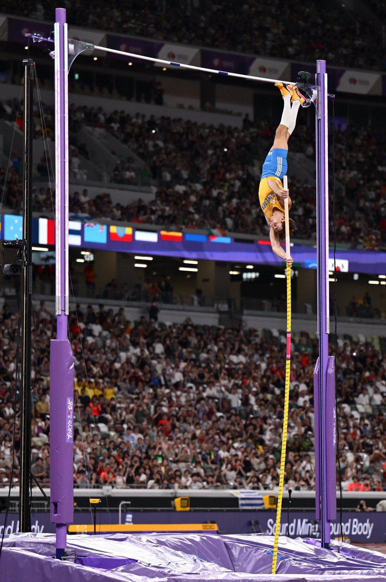 JohnWatsonSport's tweet photo. Makes you feel dizzy just looking at it and then you realise from second photo how high 6.30m really is..

#WorldAthleticsChampionships #armandduplantis https://t.co/e5pX8KNIni