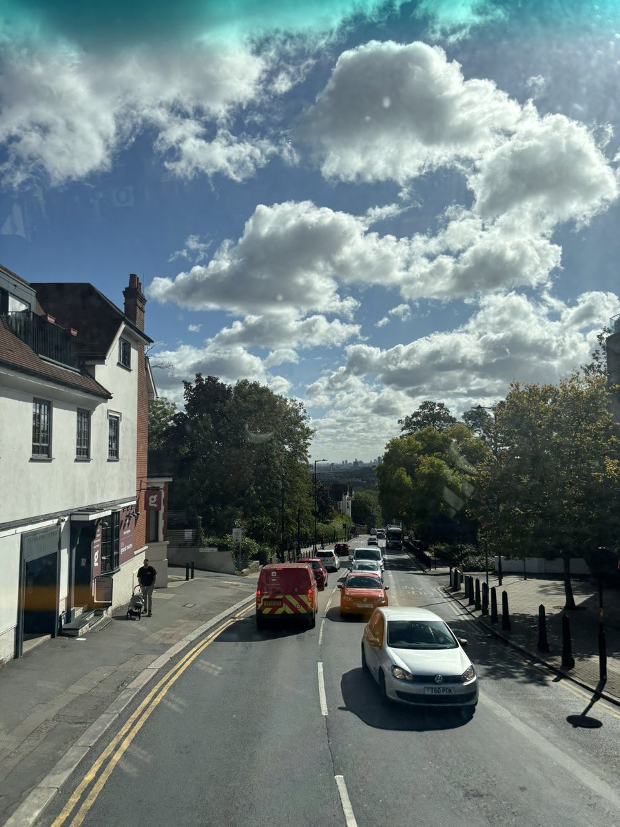 クローゼットにときめく服しか置かない！と半年ぐらい前から少しずつ整理してたんだけど、今日ようやく手放すと決めた服たちをチャリティーショップへ寄付！
大きい紙袋2つ！
スッキリしたし、お店の人もとても喜んでくれて嬉しかった☺️

天気いいのでバス乗って好きな街へお出かけ🚌