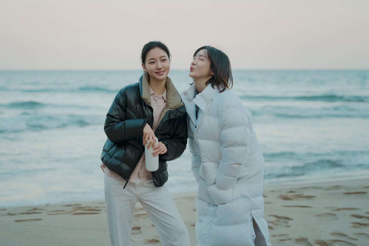 NetflixKR's tweet photo. 누가 널 끝내 받아주겠니
ㄴ저요

가을엔 전어와 은중과 상연이 제철 🍂 https://t.co/VTVj2vtATk