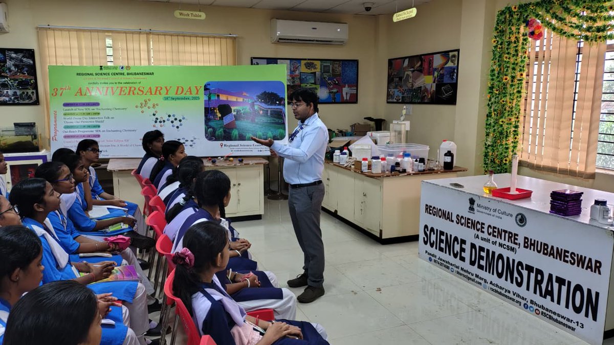 ncsmgoi's tweet image. The 37th Anniversary Celebration! 🎉

@RSCBhubaneswar, a unit of @ncsmgoi, @MinOfCultureGoI unveiled a thrilling new Science Demonstration Lecture, ‘Enchanting Chemistry’, where fun-filled experiments turned science into pure magic! 🏆🎓

Glimpses-📸

#ScienceIsFun #Chemistry