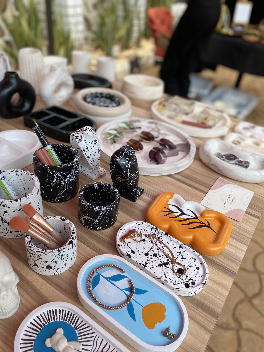 Citoneandclay's tweet photo. Trays and more trays 
Vases and more vases 
🎨 https://t.co/ltCgXgfVQv
