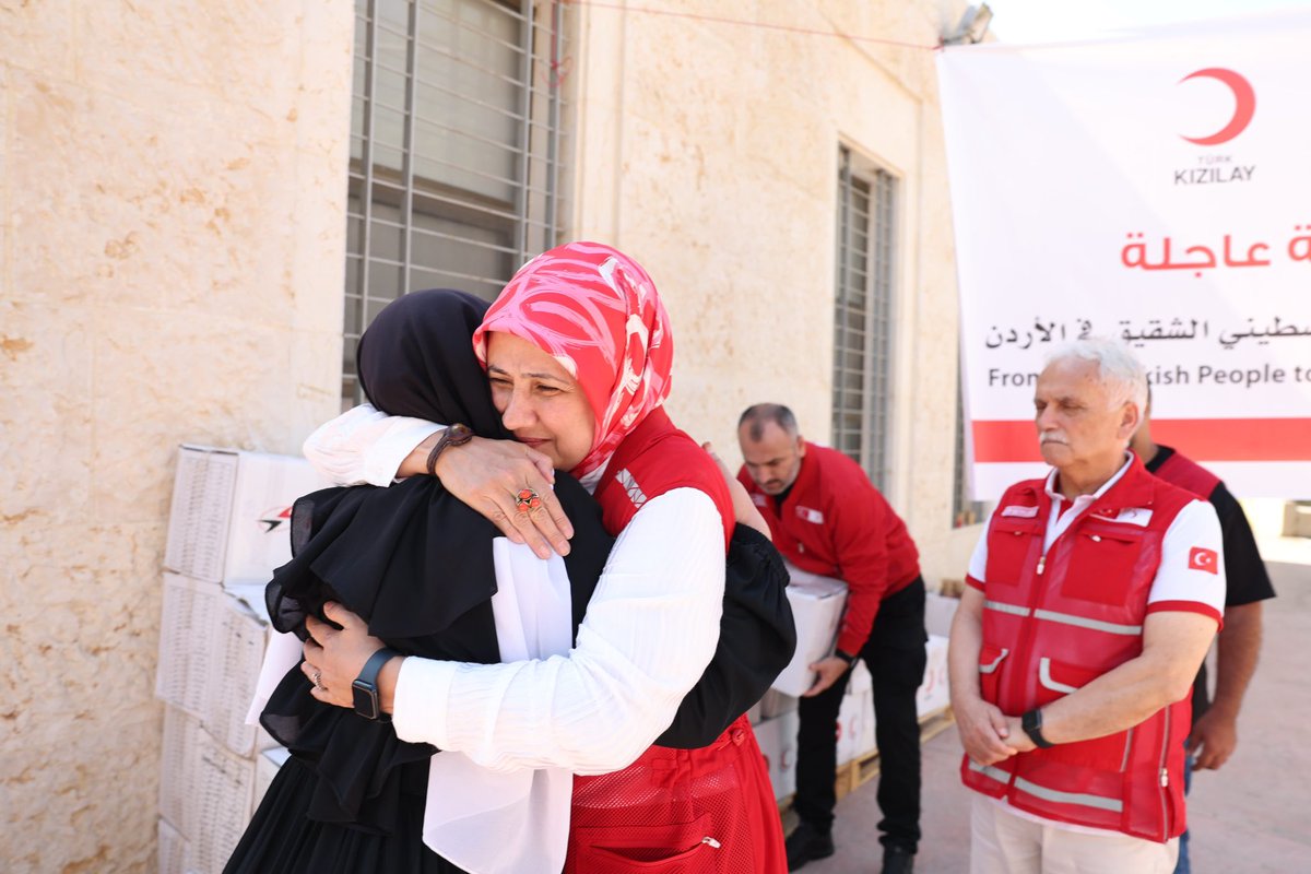 Onların yüreklerindeki büyük acıya, gözlerindeki yorgunluğa bizzat şahit olduk. 

Evini, sokağını, okulunu, sevdiklerini geride bırakmak zorunda kalan Gazze vatandaşları; hayatta kalabilmek için çevre ülkelere sığındılar.

Kızılay olarak, yaşam mücadelesi veren bu kardeşlerimize