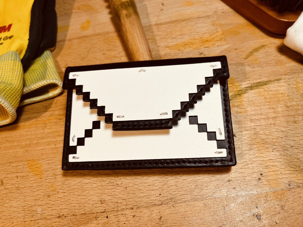 dotclds's tweet image. 【受注のぼんやり案】
今週末あたりにお店を開けようかと思っています。
今回はキーケースを多め、カードケースもボチボチお出しできたらといいなぁといった感じで準備を進めています。
dotclds.theshop.jp

#leatherwork 
#pixelart