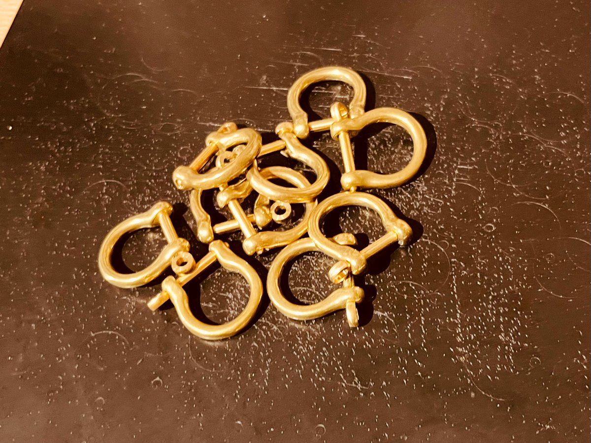 dotclds's tweet image. 【受注のぼんやり案】
今週末あたりにお店を開けようかと思っています。
今回はキーケースを多め、カードケースもボチボチお出しできたらといいなぁといった感じで準備を進めています。
dotclds.theshop.jp

#leatherwork 
#pixelart