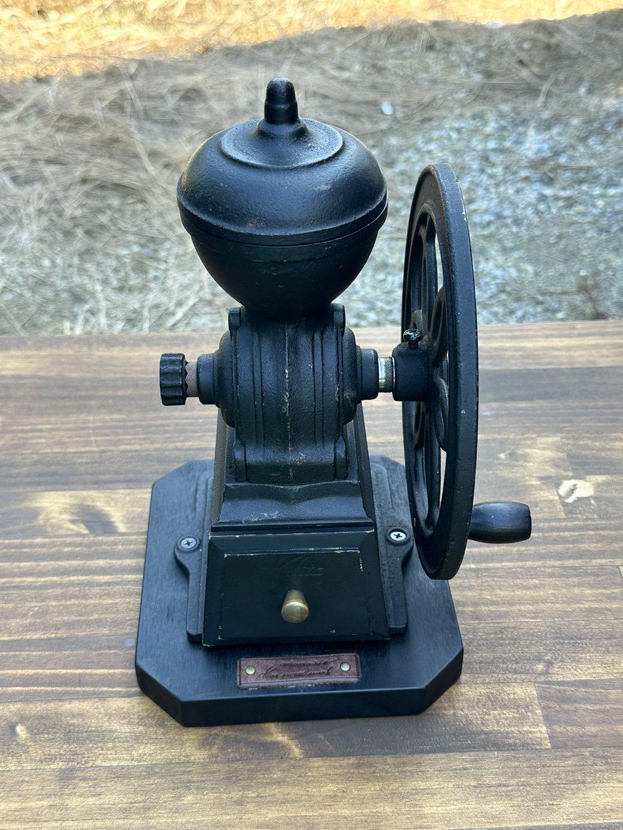 カリタのコーヒーミル。通称ダイヤミル。

このミルは土台がなく、どこか心許なく使っていた。
そして今日、木の板を購入し自宅でカット、そしてマッドブラックに塗装。
それだけではつまらないので、レザーに自身の刻印をし取り付け。
また使ってみよー
毎日ワクワクが止まらないww
 #オレの車中泊