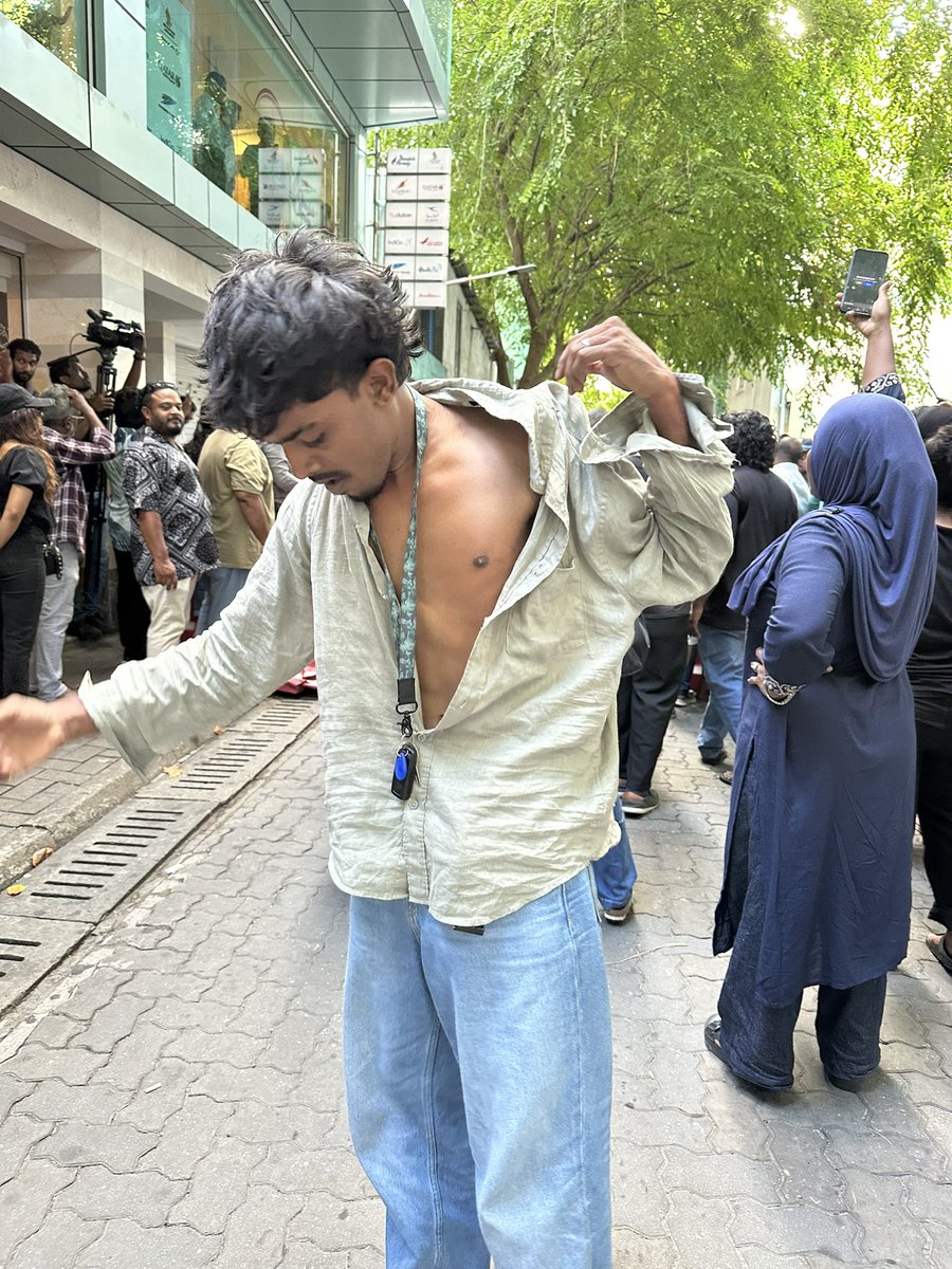 AikAhmedEasa's tweet photo. Enmennah aniyaakurany! Gamees ves iranee, vakives alhanee! Mee insaanun ulhey gotheh noon!

#ctrlbillbeyrukurey 
#CTRLehNukureveyne https://t.co/jop5AnFJzU