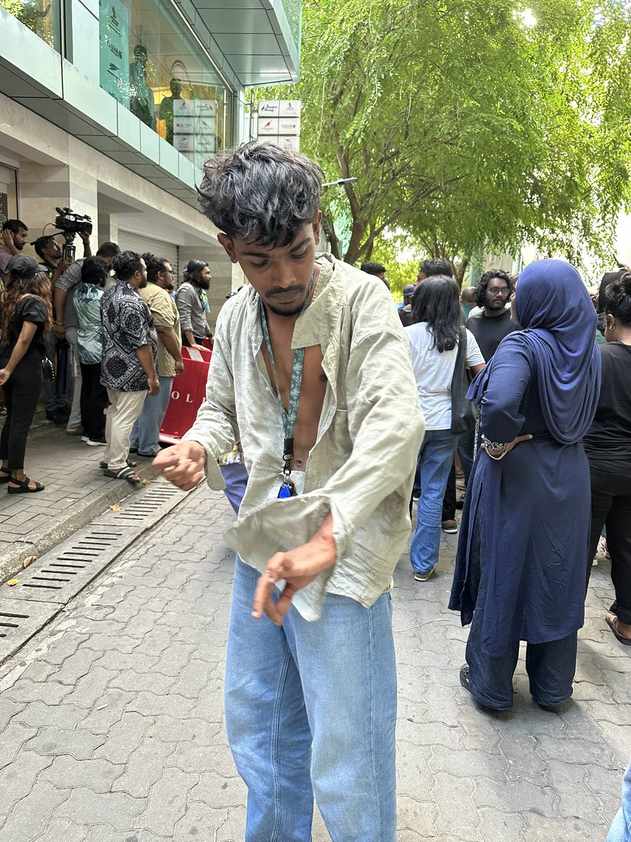AikAhmedEasa's tweet photo. Enmennah aniyaakurany! Gamees ves iranee, vakives alhanee! Mee insaanun ulhey gotheh noon!

#ctrlbillbeyrukurey 
#CTRLehNukureveyne https://t.co/jop5AnFJzU