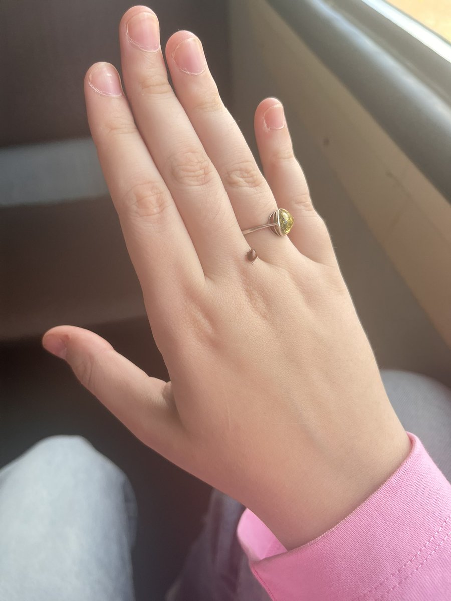 на меня села крохотная божья коровка и я везу её в москву—