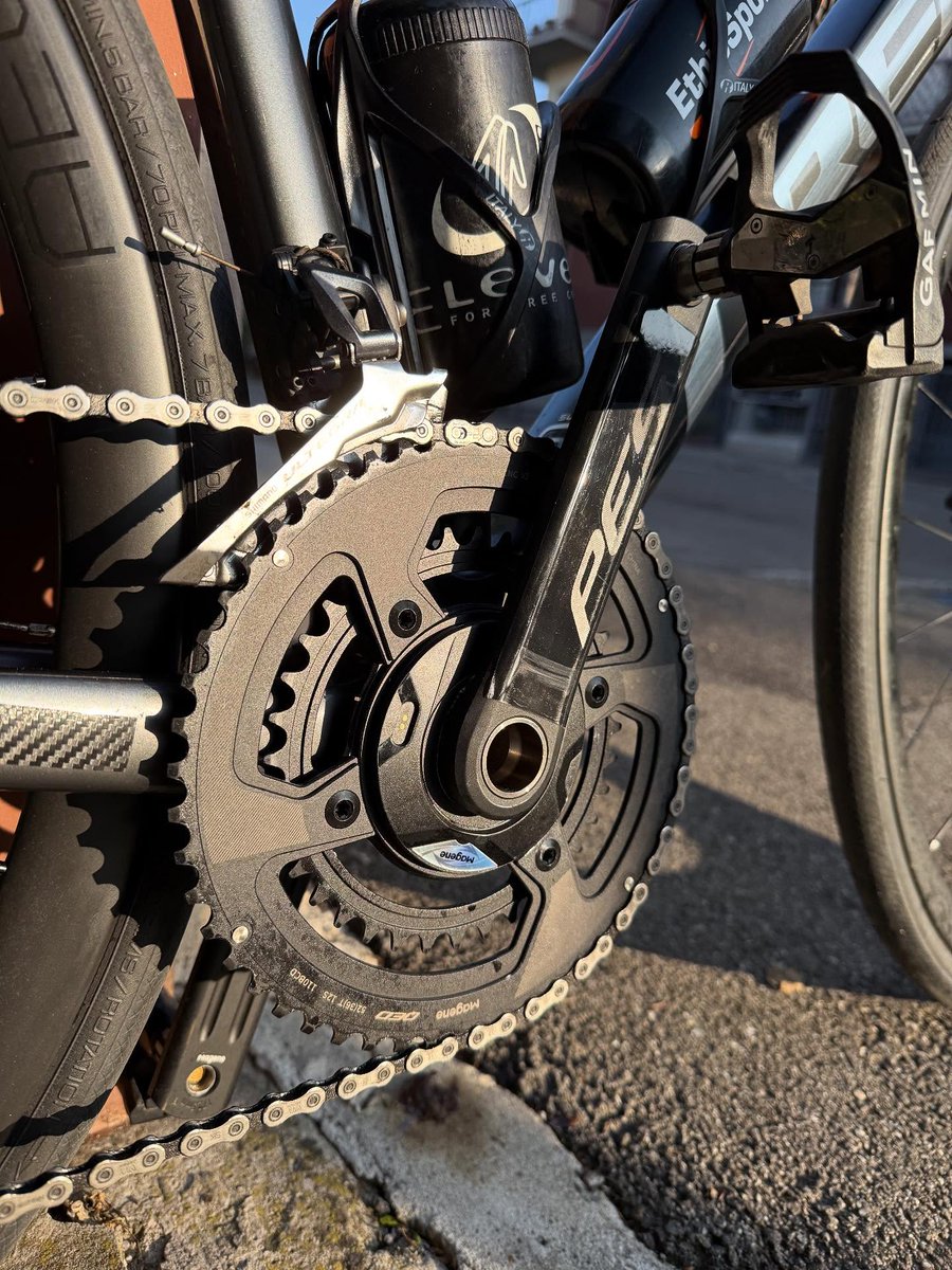 MageneCycling's tweet photo. 数字を追いかける人もいれば、夕日を追いかける人もいる。きっとライドとは、その両方なのかもしれない。🌅⚡
#Magene #MagenePES #PESP515 #MagenePowerMeter https://t.co/XulGbxDPbO