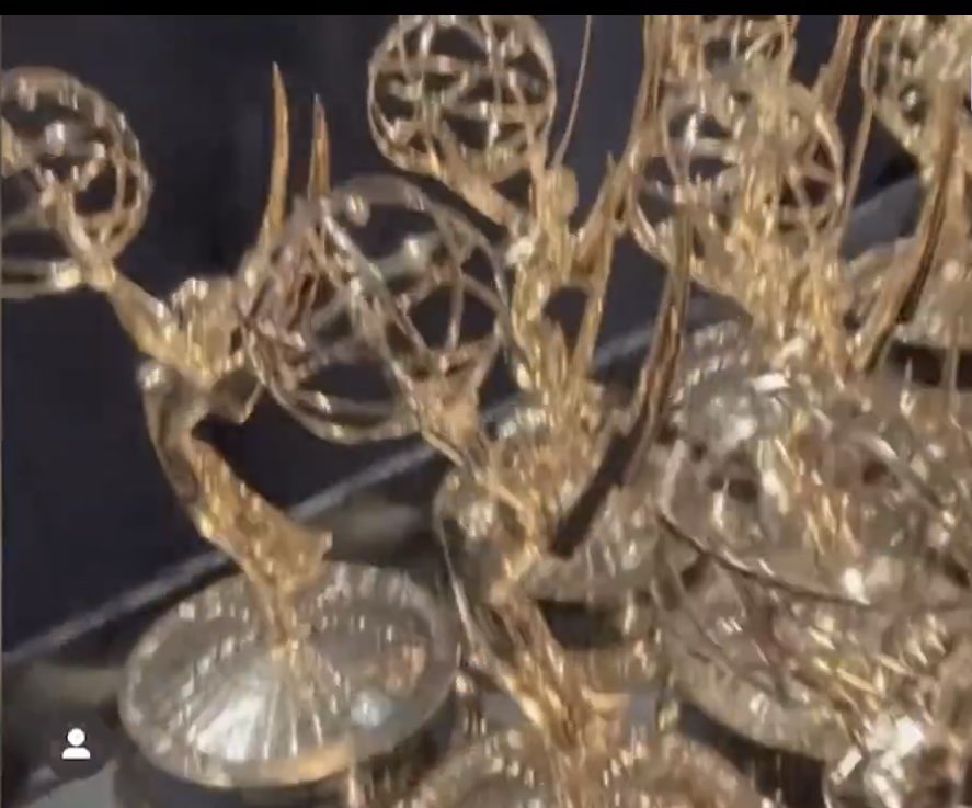 …when she dresses like an Emmy so he can finally carry one out of there. #SVU #organizedcrime
