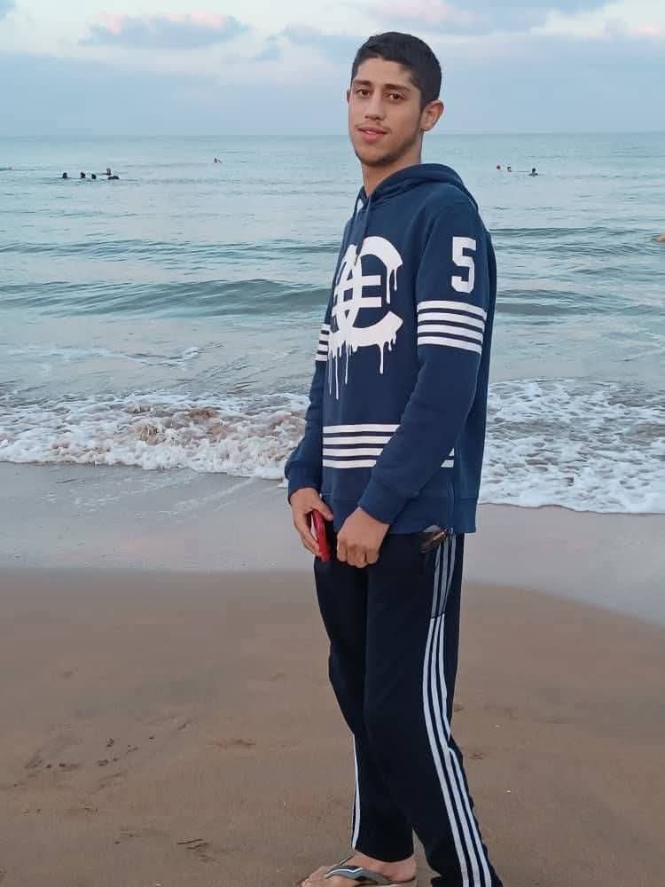 🔴 الشاب محمد عبدو - "علوي" - خطف أمام الماره أثناء تجوله على كورنيش اللاذقية برفقة ابن عمه من قبل ملثمين من العصابات الإرها*ب*ية المسلحة يستقلون بيكآب هايلوكس سوداء مساء الأربعاء الماضي 10-9-2025 ، وعائلته راجعت مخافر الشرطة وكان الرد لايعلمون بشأنه شيء (ضد مجهول) !