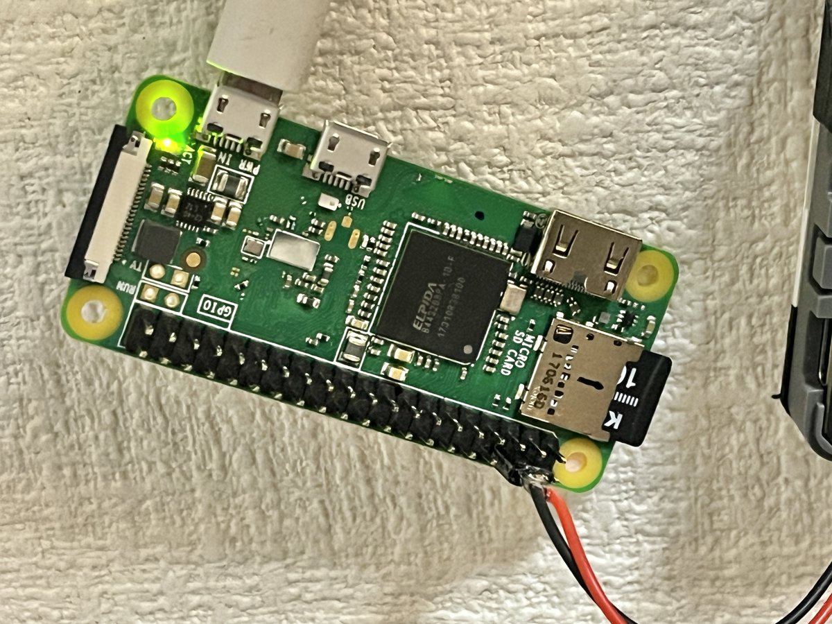 GEH00073's tweet image. 気分がいいのでウチのサーバーをご紹介しますw
Pi Zero WがMQTTブローカー、Module LLMが主に画像認識で使用中。
両方合わせても最大で2Wくらいの消費電力なので10年くらいつかっているiPhoneの5Wアダプタで十分。
サーバーは壁に貼り付けて使う時代ですw

#M5Stack #ModuleLLm #raspberrypi