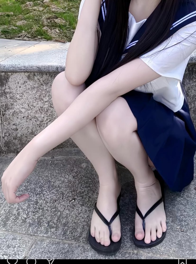 Sevelyoom's tweet photo. 姐姐的脚脚穿拖鞋都穿出味道了，是你最喜欢的味道吗 https://t.co/lOMZcDpQJi