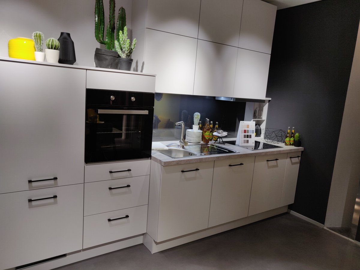 inOneKuechen's tweet photo. Ein heller, moderner Küchenstil, der mit kleinen Farbakzenten und natürlichen Details Wärme in den Alltag bringt. Hier wird die Küche zum Lieblingsort im Zuhause. 

➡Hol dir den Look nach Hause- https://t.co/4FRwskytE4

#KücheMitStil #InteriorLove #Wohninspiration #ModernKitchen https://t.co/NF3jWErLwu
