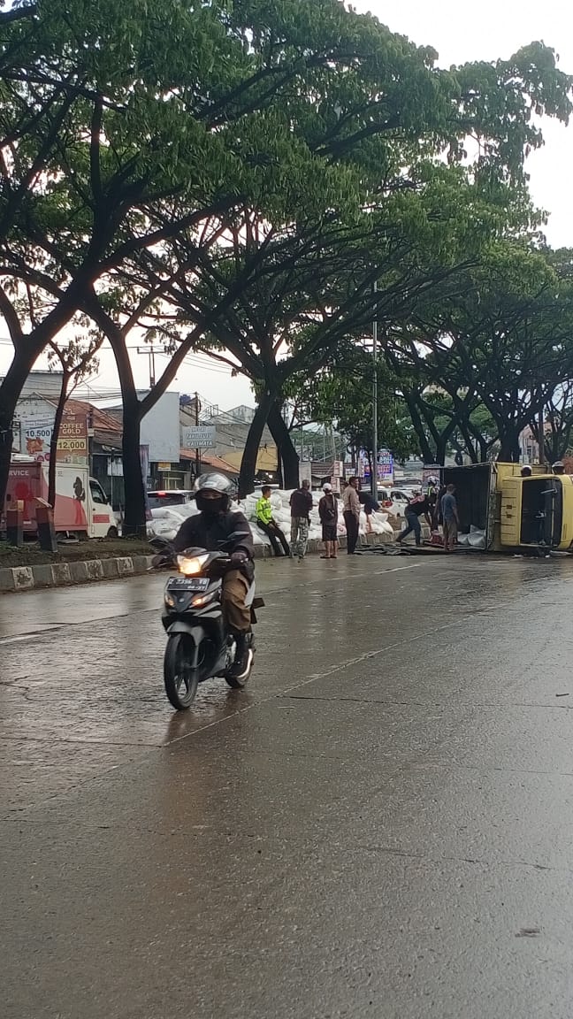 17.05 WIB,Arus lalin Cileunyi arah ke Garut tersendat, karena ada truk terjungkir <a href="/RadioElshinta/">Radio Elshinta</a>