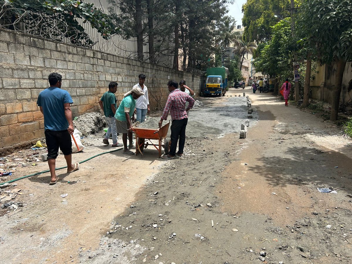 Sairam_GopalanK's tweet photo. @DKShivakumar @siddaramaiah @INCIndia @ECISVEEP 

This is Valliamma Layout 1st Cross Road.  We as residents are fixing our own potholes as no one cares about us

Why do we pay so road tax, IT, CG &amp; not even get basic amenities here ? https://t.co/NsIvsJ5YiV