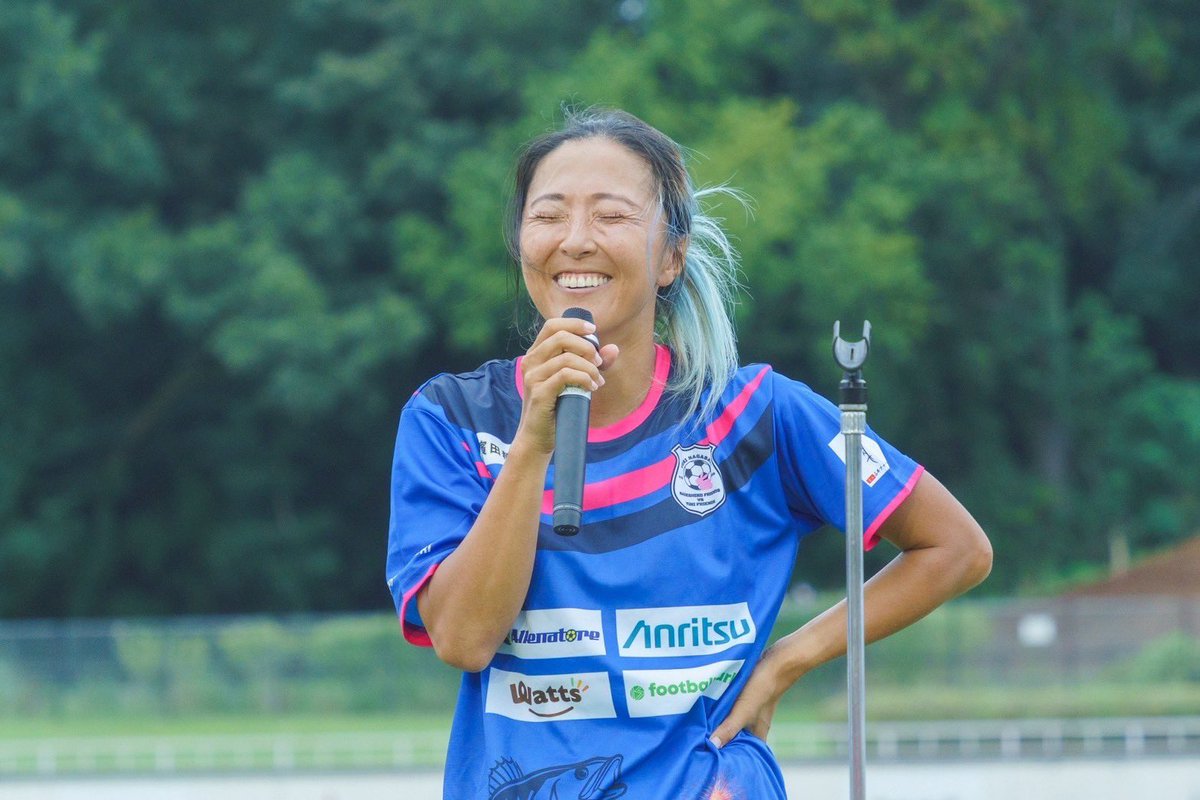yuki_ngst's tweet photo. 32年前、この厚木の地で私のサッカー人生は幕を開けました。そして、この地でその幕を閉じることができ、そして新たなスタートラインにようやく立つことができたのかなと、感じています。

地元のみならず遠方からも多くの方に足を運んでいただき、また子どもたちのキラキラした目を見て、この試合を開催することができて本当に良かったと思いました。

私のためにわざわざお時間作って頂きプレーしにきてくださった選手の皆さん、一緒に「試合」というステージ、そしてストーリーを作ってくださり、本当にありがとうございました！

25分ハーフでプレーできるだけの体力はなかったし、超絶苦しかったけど(笑)、その苦しみの先に喜びと楽しさがあったので、やっぱりこれが私のサッカー人生なんだよなぁと実感してしまいました。みんなのおかげで最後にハットトリックできたことは、最高の思い出です！特に3点目は私のお気に入りです⚽️👍🏼

最後のスピーチはカッコよく終わりたかったんですが(笑)、マイクの音響の中で話すのが不慣れなのとノドがやられていて声が出なかったのが掛け算となり、カタコトの外国人になってしまったこと心よりお詫び申し上げます😅🙏🏼

ゼロから作り上げた手作りのイベントで、 不手際なことやご迷惑することも多々あったと思いますが、皆さんの温かさサポートされ、無事に完走することができたと思います！

このイベントを成功させるために全力で駆け回った @Assano124 @14genki 山田神&永井さんはじめとする運営・ボランティアに関わってくださった全ての皆さん、本当にありがとうございました🙏🏼

少しでも私たちが届けたかった想いを受け取ってくれたいたら、この上ない喜びです。

ここからが本当のスタート。

らしく、突き進んで更なる成長を遂げて笑顔忘れず人の力になれる、背中を押してあげられる人になっていけるように頑張ります🔥

ありがとうございました！
@projectYUKI2025 

#ProjectYuki #永里優季