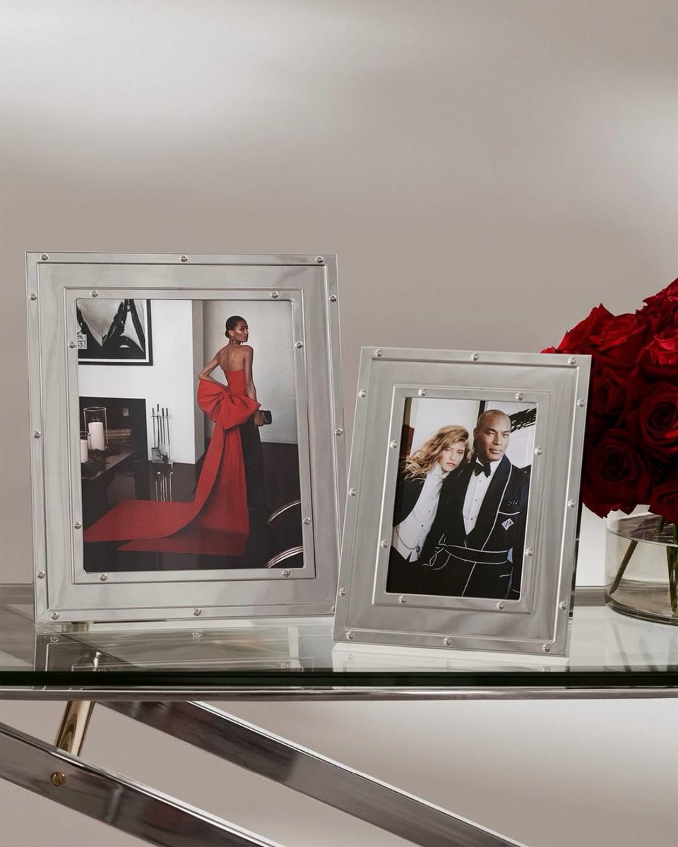 Tatil anılarınızı ölümsüzleştiren Ralph Lauren Bleecker Çerçeve, zarafet ve maceranın buluştuğu özel bir tasarım Sirmaison mağazalarında ve web sitemizde sizleri bekliyor.🌟🤍