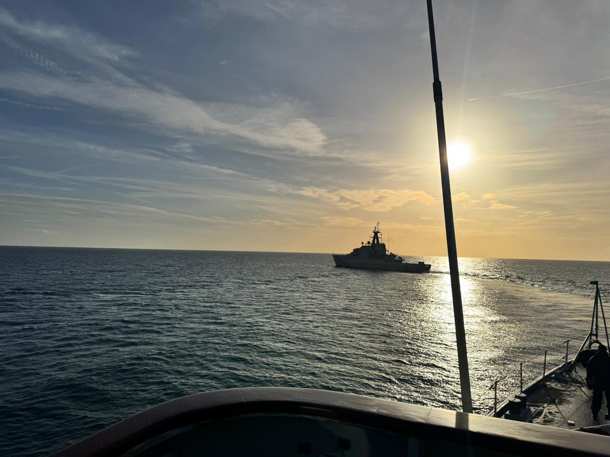 HMSCattistock's tweet photo. Great to work with our colleagues from @OverseasPatrol and @hmssevern. Coordinated departures involve ships operating in close proximity using tactical signals to manoeuvre. Requires precision planning and execution 👌🏻

#smallshipsbigimpact  #sailors https://t.co/8oOX1dijiE
