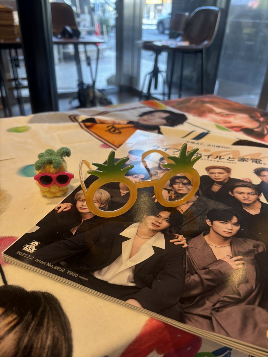 ayano___131's tweet photo. ライブの余韻に浸りながら、念願の白玉サンド食べに行くことが出来た～⭐️
一緒にパイナップルジュースも🍍
お店はMINIちゃん達でいっぱいで、素敵な空間だった🫶🏻

手作りパイナップル君もお店に置かせていただけて嬉しかったです！！
#INI_XQUARE_MASTERPIECE 
#CENTRE 
#INI https://t.co/T9lDvB2HEf