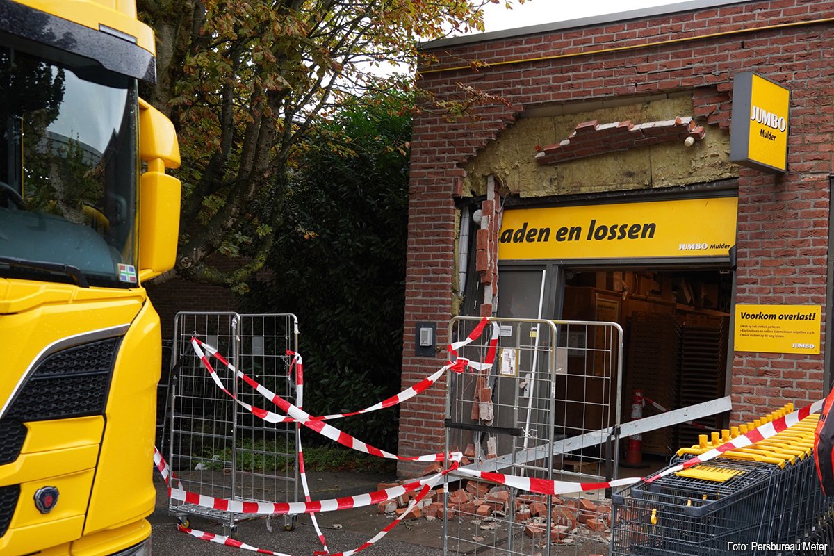 Vrachtwagen ramt gevel van Jumbo in Beilen
