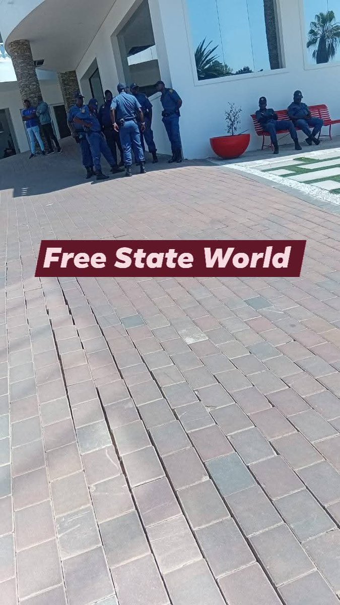 FreeStateWorld1's tweet image. Breaking News: Mamkhize&apos;s furniture at her Sandton home being taken

According to a source at the Sandton home of Shauwn &quot;MamKhize&quot; Mkhize, her furniture is currently allegedly being taken. Police are also at her house.

#Mamkhize
#New24
#KennyKunene
#Mapitsi
#TheANC
#Magesi