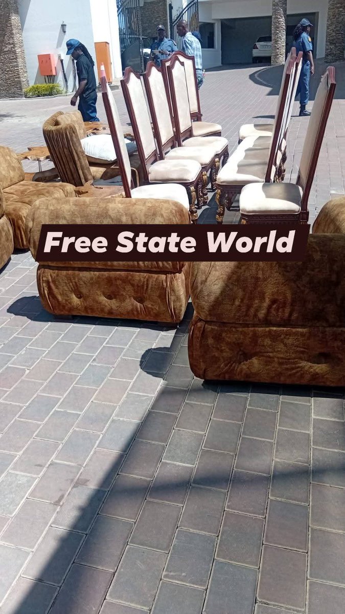 FreeStateWorld1's tweet image. Breaking News: Mamkhize&apos;s furniture at her Sandton home being taken

According to a source at the Sandton home of Shauwn &quot;MamKhize&quot; Mkhize, her furniture is currently allegedly being taken. Police are also at her house.

#Mamkhize
#New24
#KennyKunene
#Mapitsi
#TheANC
#Magesi