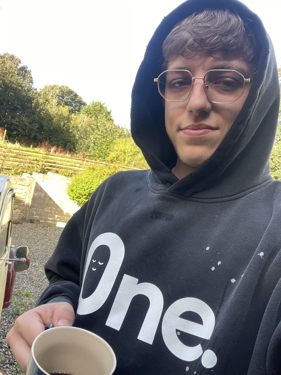 GM🙌

Official new favourite hoodie.
Been wearing this hoodie all week😂 too attached. Been stress-testing it and it’s passed. 🔥

Might have to get my hands on all the collab ones too cos they are all looking so FIRE🤯 

Hey <a href="/TondoXXII/">Tondo</a> should we reveal the new design?🔥👀