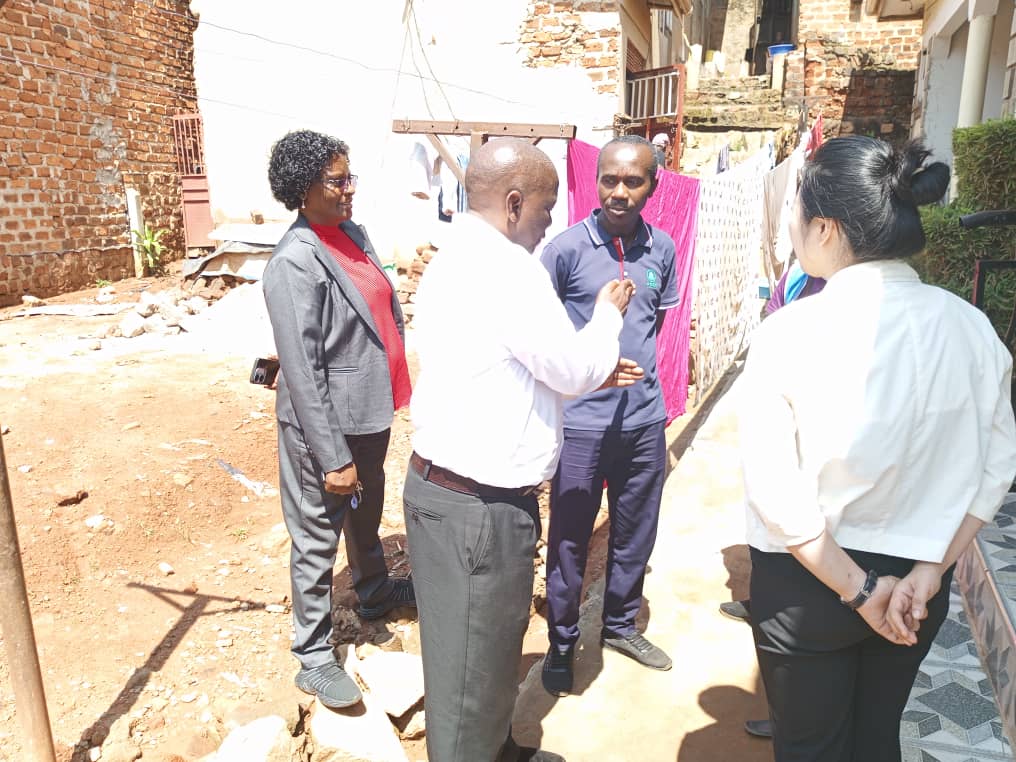 ReimaginingTB's tweet photo. The @KoicaUganda Country Director joined field visits in Kyengera villages to observe how VHTs conduct household visits and assessments, and engaged directly with them on their work. @WalimuNGO @ustpnews @MinofHealthUG https://t.co/rsCXghypRs