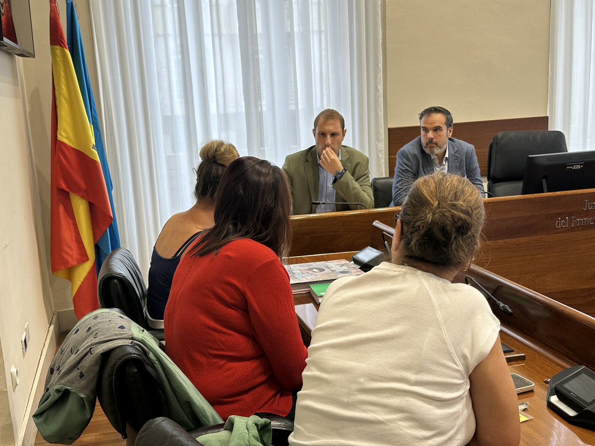 FOROAsturias's tweet photo. 📸👥 @AdrianPumares y @hugonavap se reunieron con @ADPA_Autismo, Asociación por los derechos de personas con #autismo, para trasladarles el respaldo de @FOROAsturias a cambios legislativos que garanticen igualdad y mejor atención a las personas con autismo en Asturias.
 
✅Inclusión real, educación de calidad, apoyo a familias y sanidad especializada.