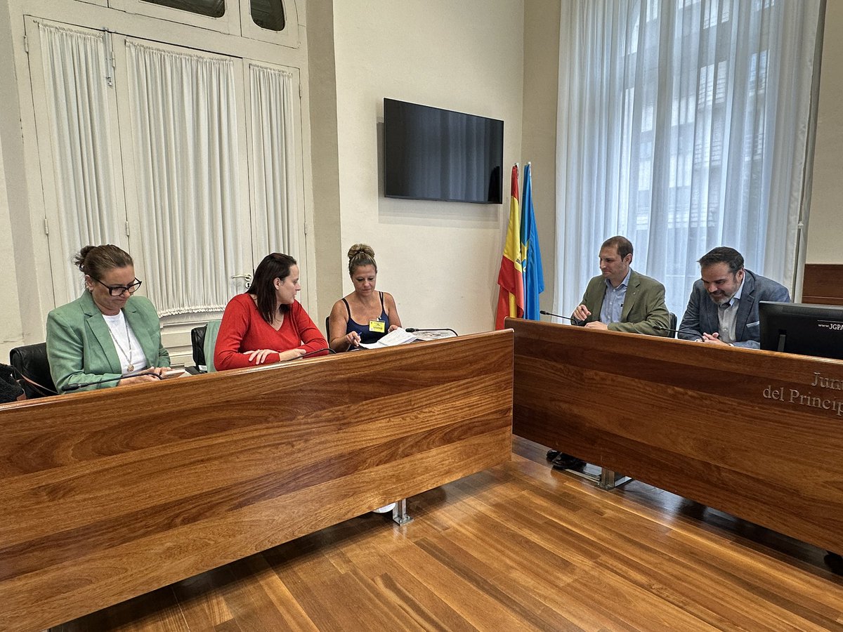 FOROAsturias's tweet photo. 📸👥 @AdrianPumares y @hugonavap se reunieron con @ADPA_Autismo, Asociación por los derechos de personas con #autismo, para trasladarles el respaldo de @FOROAsturias a cambios legislativos que garanticen igualdad y mejor atención a las personas con autismo en Asturias.
 
✅Inclusión real, educación de calidad, apoyo a familias y sanidad especializada.