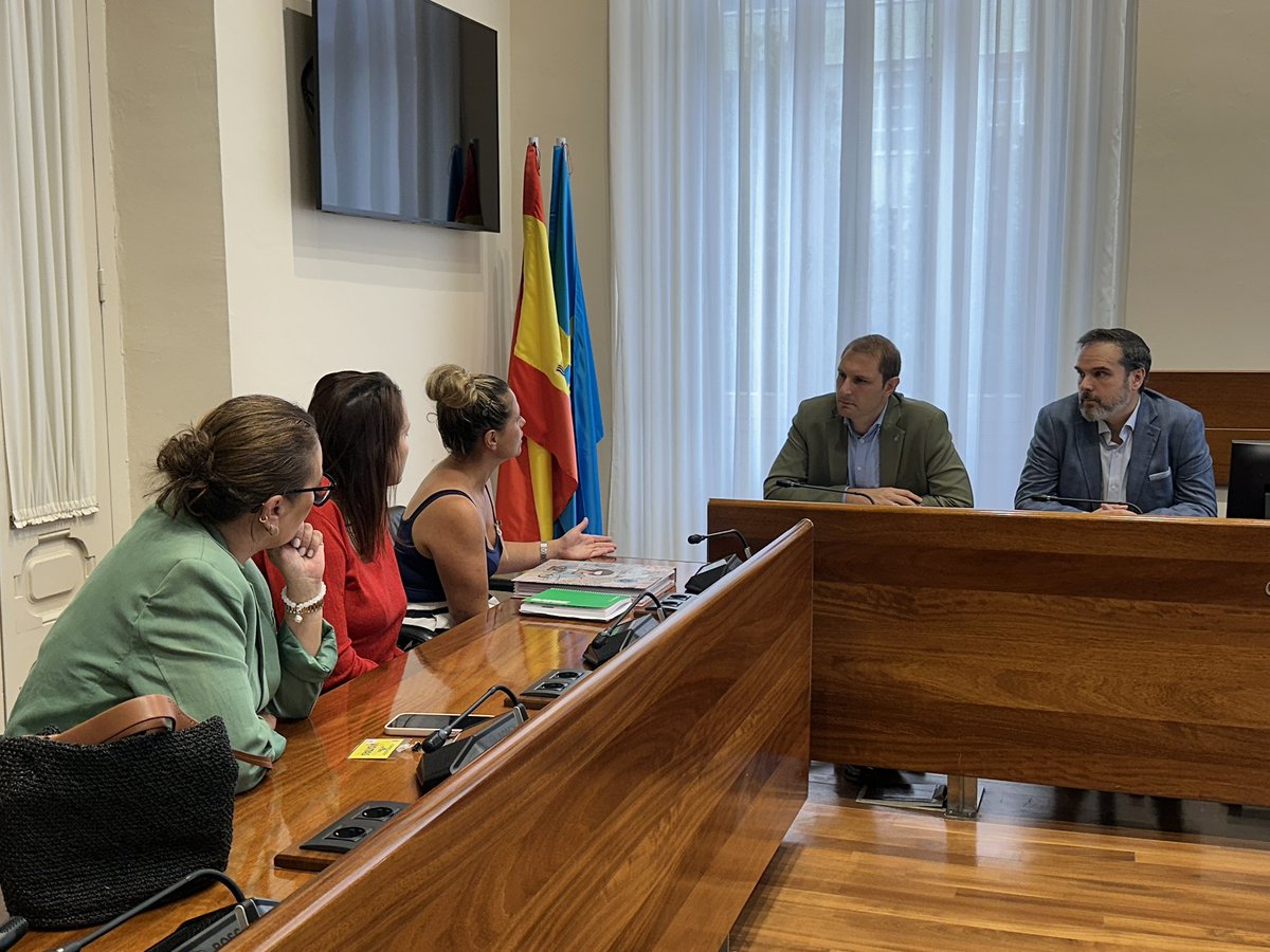 FOROAsturias's tweet photo. 📸👥 @AdrianPumares y @hugonavap se reunieron con @ADPA_Autismo, Asociación por los derechos de personas con #autismo, para trasladarles el respaldo de @FOROAsturias a cambios legislativos que garanticen igualdad y mejor atención a las personas con autismo en Asturias.
 
✅Inclusión real, educación de calidad, apoyo a familias y sanidad especializada.