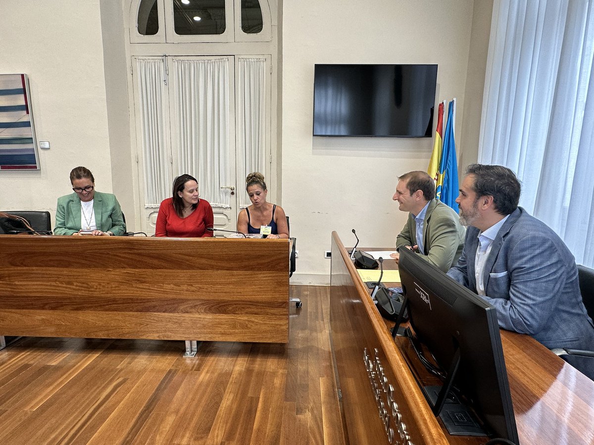 FOROAsturias's tweet photo. 📸👥 @AdrianPumares y @hugonavap se reunieron con @ADPA_Autismo, Asociación por los derechos de personas con #autismo, para trasladarles el respaldo de @FOROAsturias a cambios legislativos que garanticen igualdad y mejor atención a las personas con autismo en Asturias.
 
✅Inclusión real, educación de calidad, apoyo a familias y sanidad especializada.
