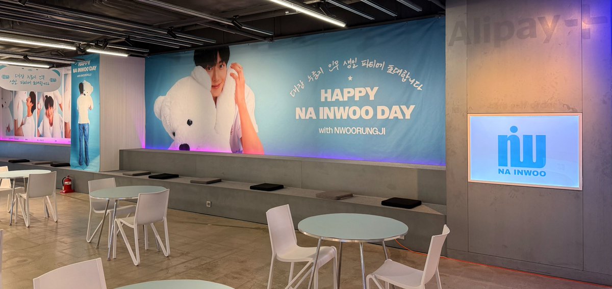 HAPPY NA INWOO DAY with NWOORUNGJI
#케타포코엑스 생일 카페 DAY 1 🎂

📆 25.09.17 (수) ~ 25.09.21 (일)
📍케타포 코엑스 4F
⏰ AM 11:00~PM 20:00
* 21일은 18시까지 운영됩니다. 

배우 나인우의 생일을 맞이하여
특별한 순간을 만들 공간으로 누룽지를 초대합니다໒꒱⋆ﾟ

🎂나인우 스페셜